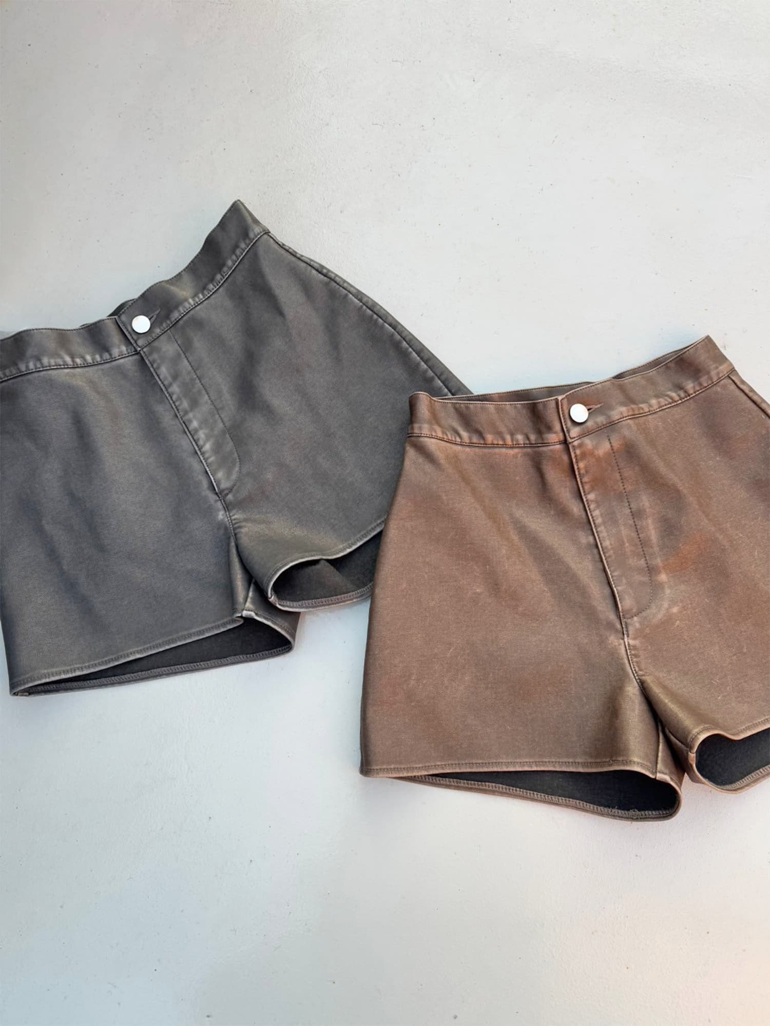 ヴィンテージ風フェイクレザーショートパンツ